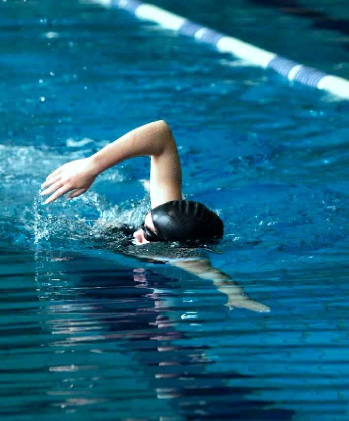 full-shot-athlete-swimming-pool