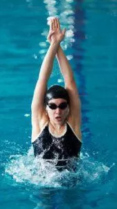 medium-shot-athlete-swimming